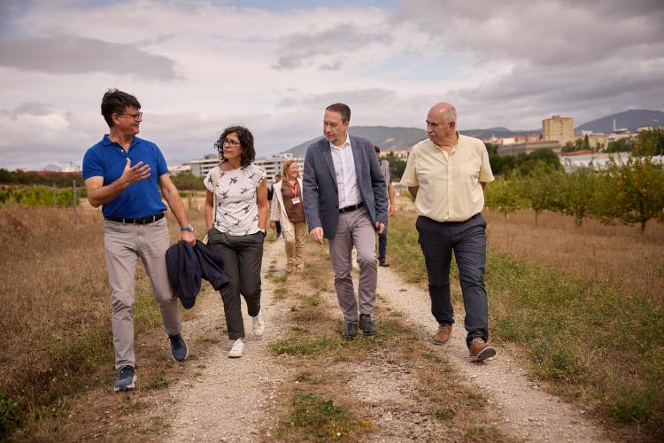 Fotografía del director de la Cátedra de Transferencia e Innovación Agroalimentaria, Alberto Enrique; la directora gerente del instituto INTIA, Natalia Bellostas; el rector de la Universidad Pública de Navarra (UPNA), Ramón Gonzalo; y el consejero Aierdi