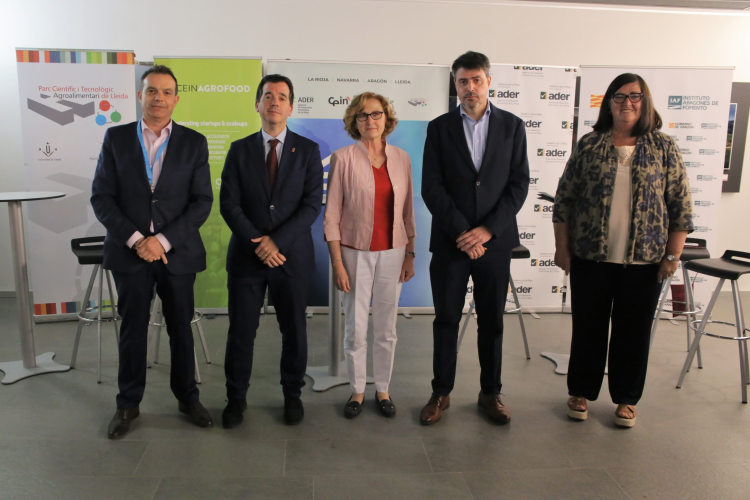 Fotografía de cinco personas de pie en las instalaciones de la ciudad agroalimentaria de Tudela.
