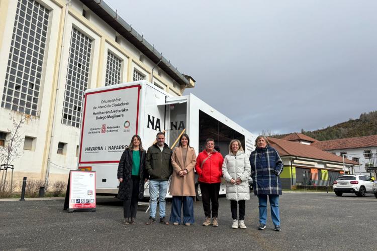 Fotografía de 6 personas posando delante del camión de la oficina móvil del Gobierno de Navarra