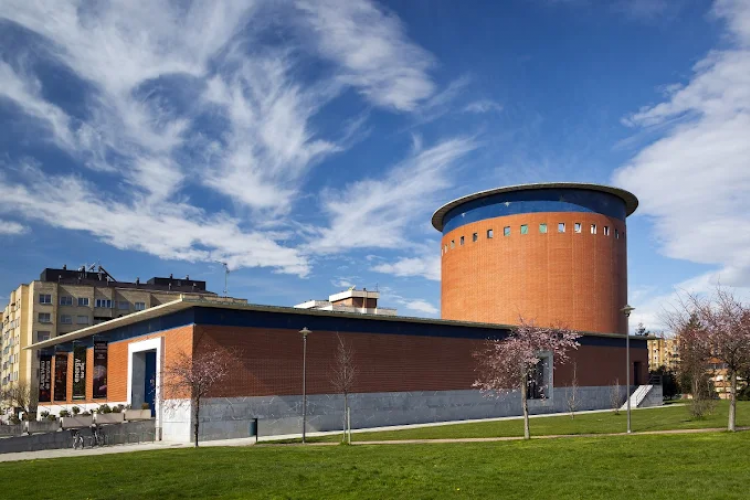 Fotografía de la fachada del Planetario de Pamplona
