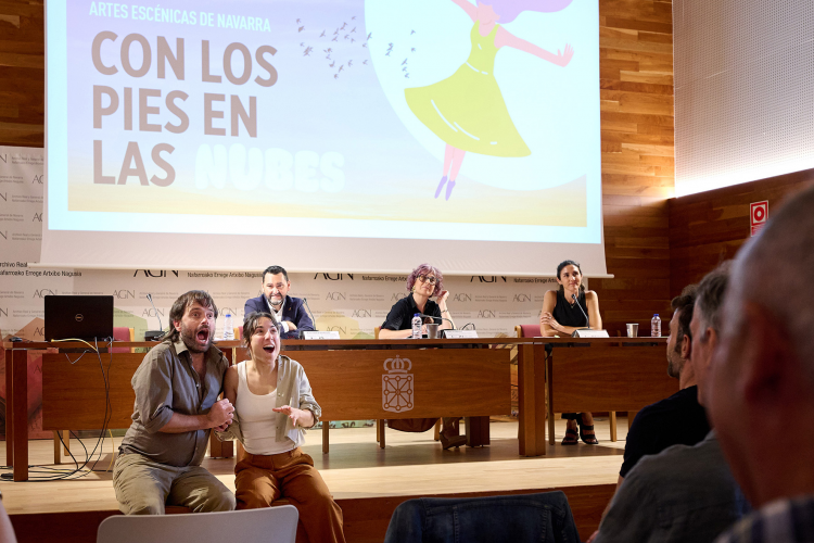 Fotografía de un momento de la presentación se ha realizado una entrada guionizada y una dramaturgia escénica a cargo de la compañía De Improviso