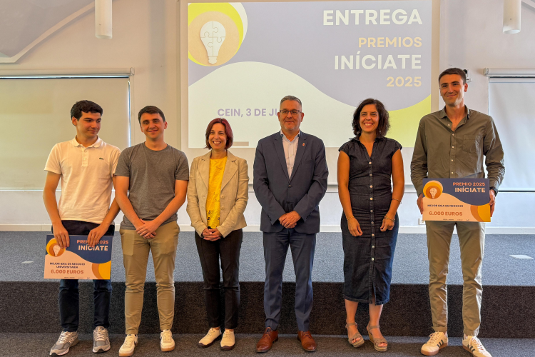 Fotografía de los ganadores de las dos categorías, con el consejero García, Uxue Itoiz y Agurtzane Martínez. 