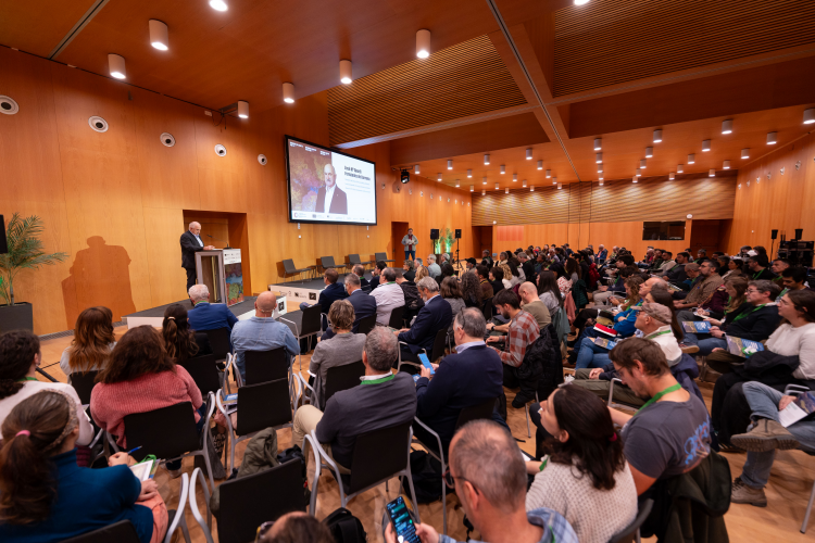 Fotografía del consejero Aierdi en el inicio del acto de clausura del programa LIFE Nadapta