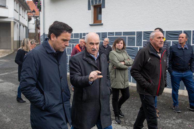Fotografía del vicepresidente Aierdi y vecinos y miembros de la corporación de Jaurrieta paseando por las calles del pueblo