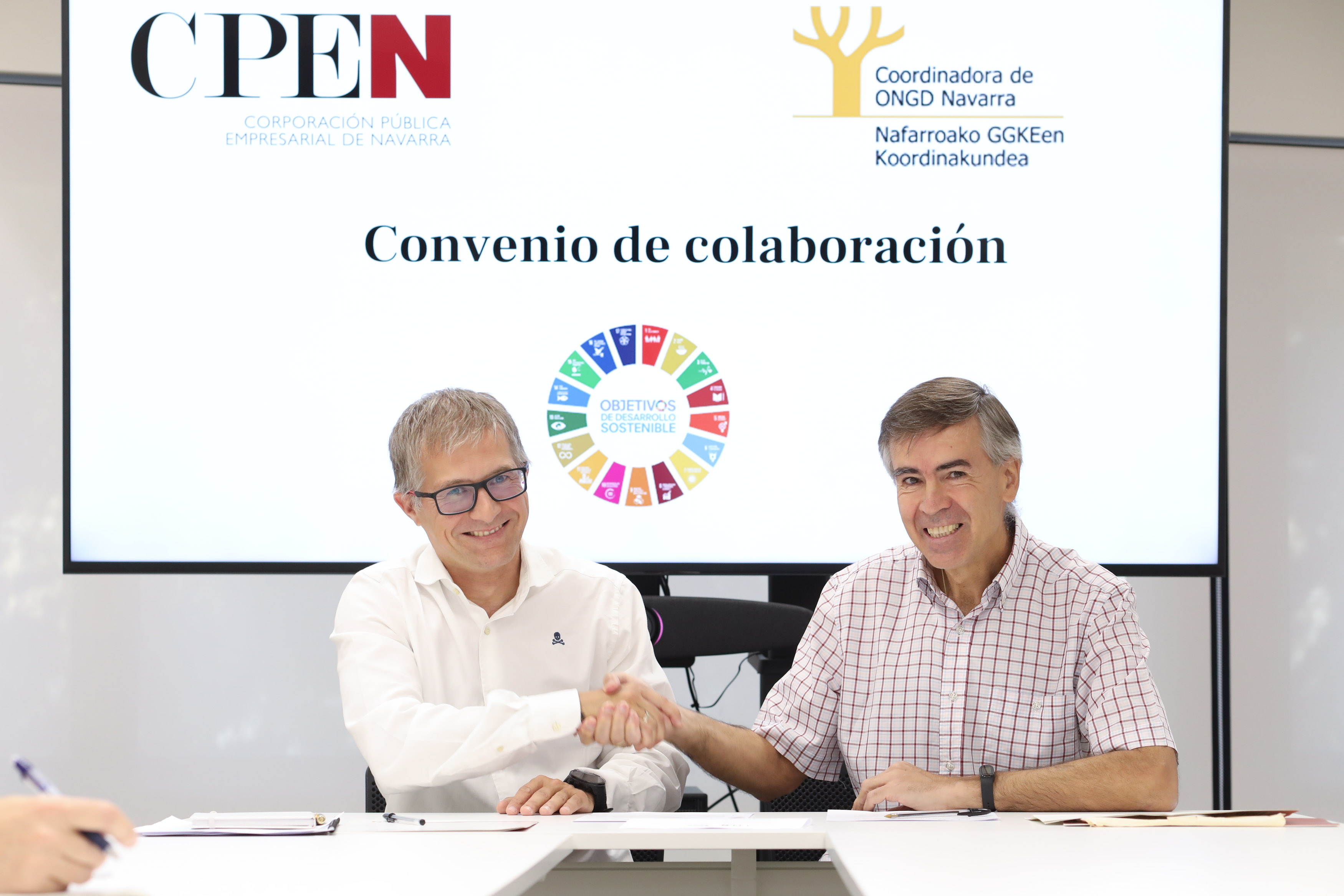 El director general de CPEN, Francisco Fernández Nistal, y el presidente de la CONGDN, Juan María Erice, tras la firma del convenio