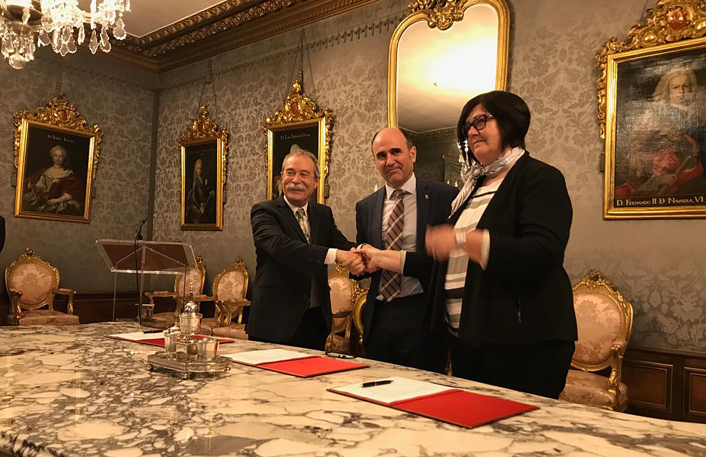 Pio Aguirre, de Elkargi, el vicepresidente Ayerdi y Pilar Irigoien, de Sodena, en el acto de firma del convenio.