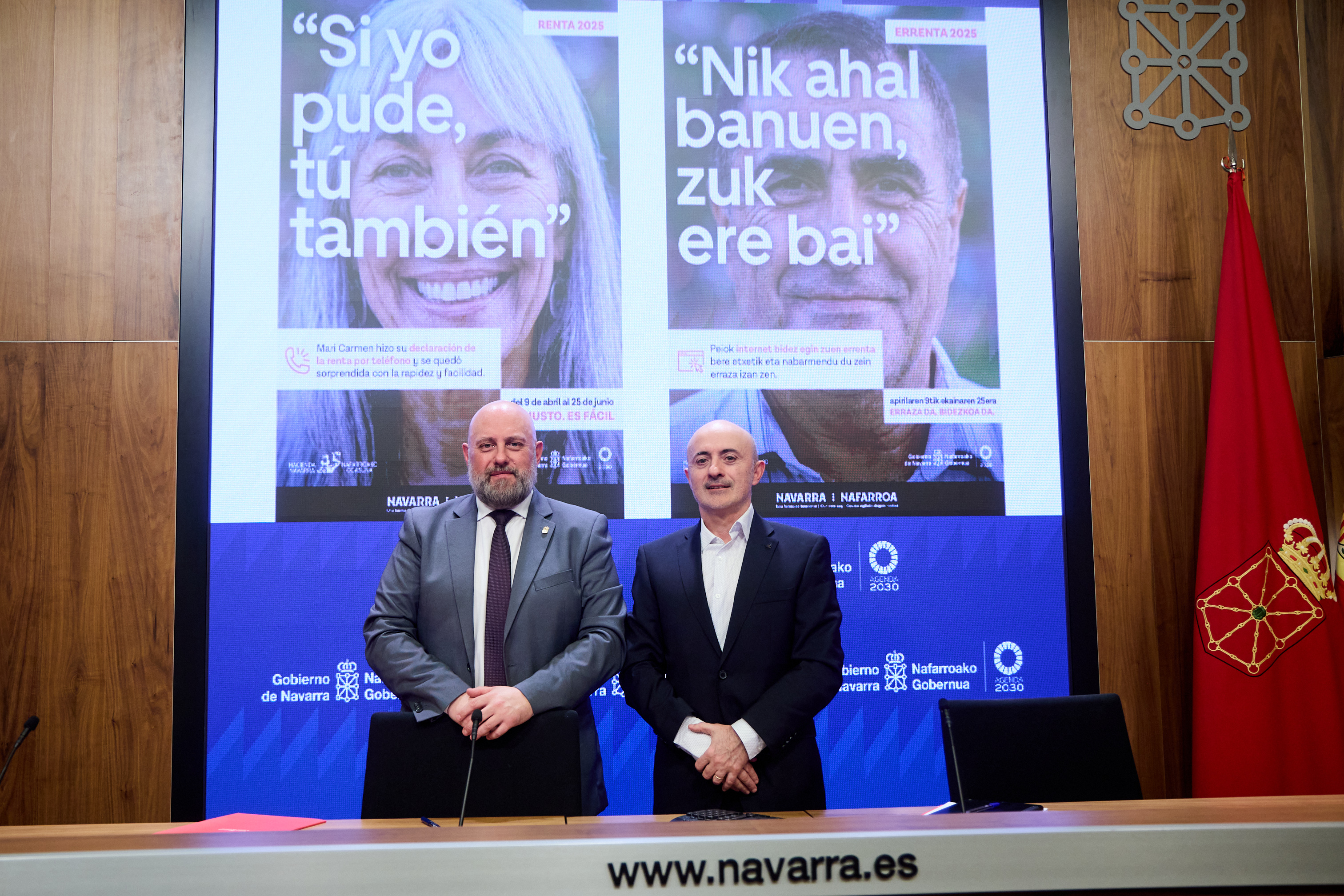 Dos personas posando en una rueda de prensa