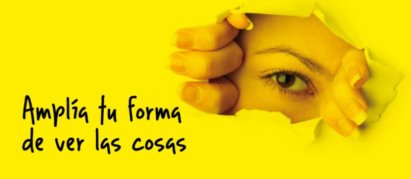 Fotografía de una cara de mujer asomandose tras un fondo amarillo.