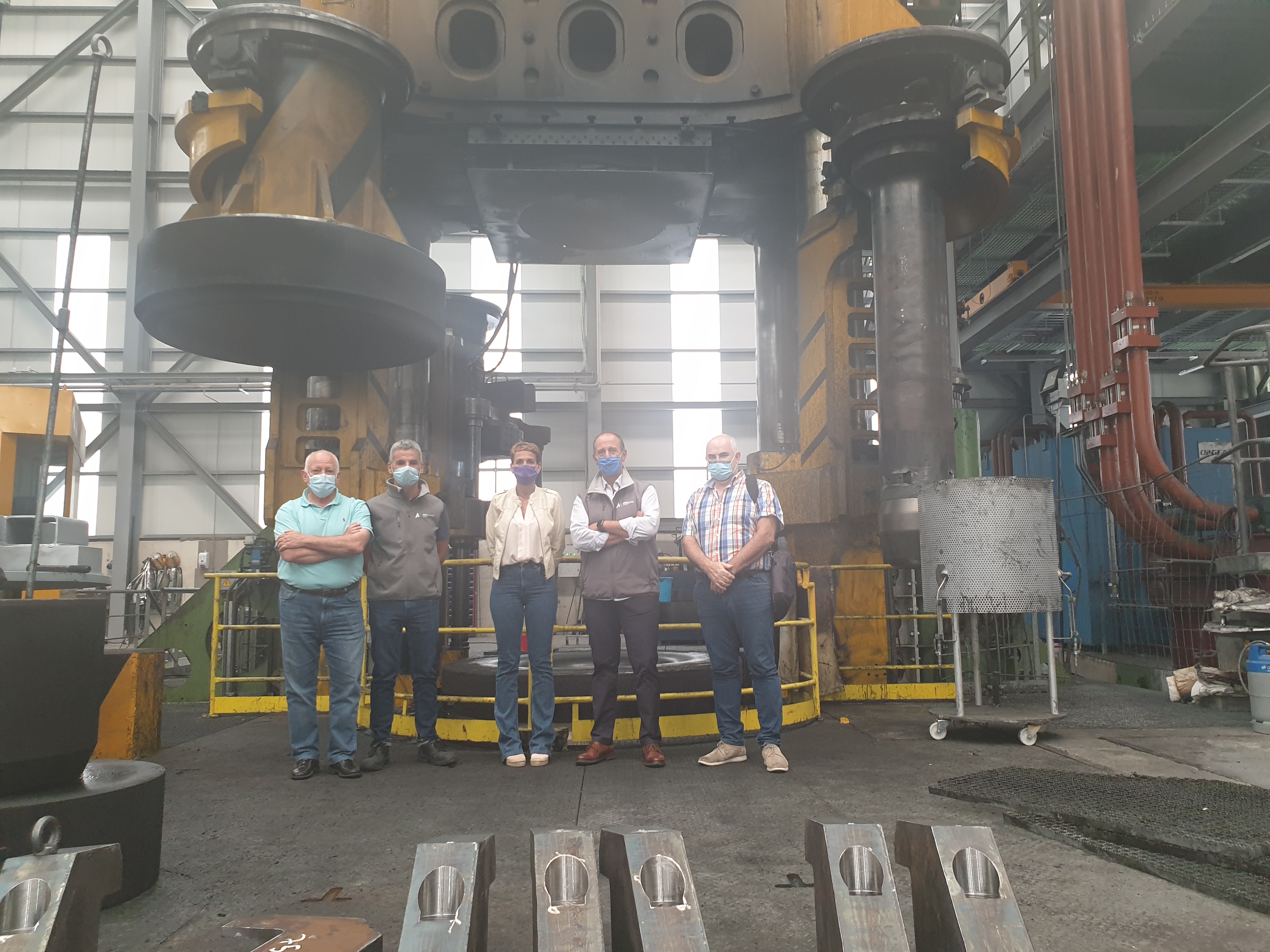Fotografía de la presidenta Chivite y el vicepresidente Aierdi con representantes de la empresa en las instalaciones de Lekort