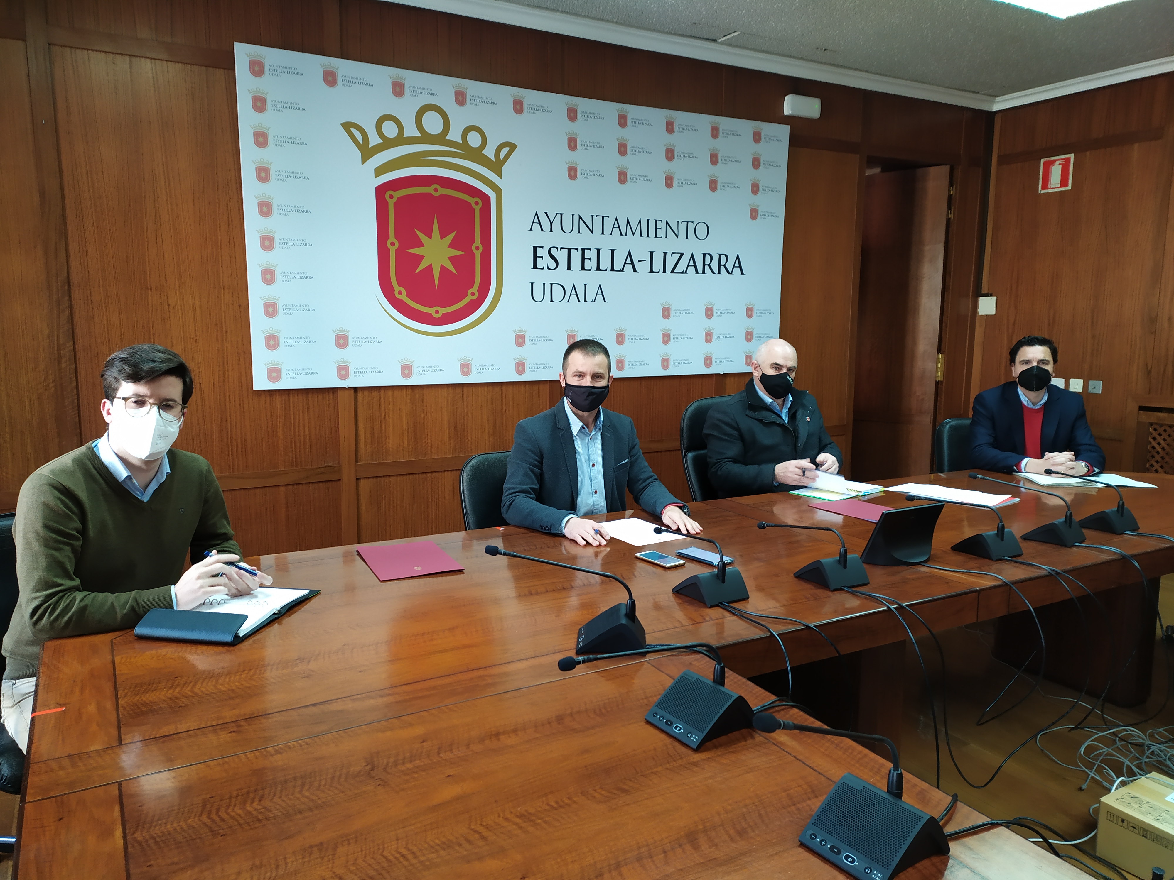 Fotografía de cuatro hombres sentados en una mesa.