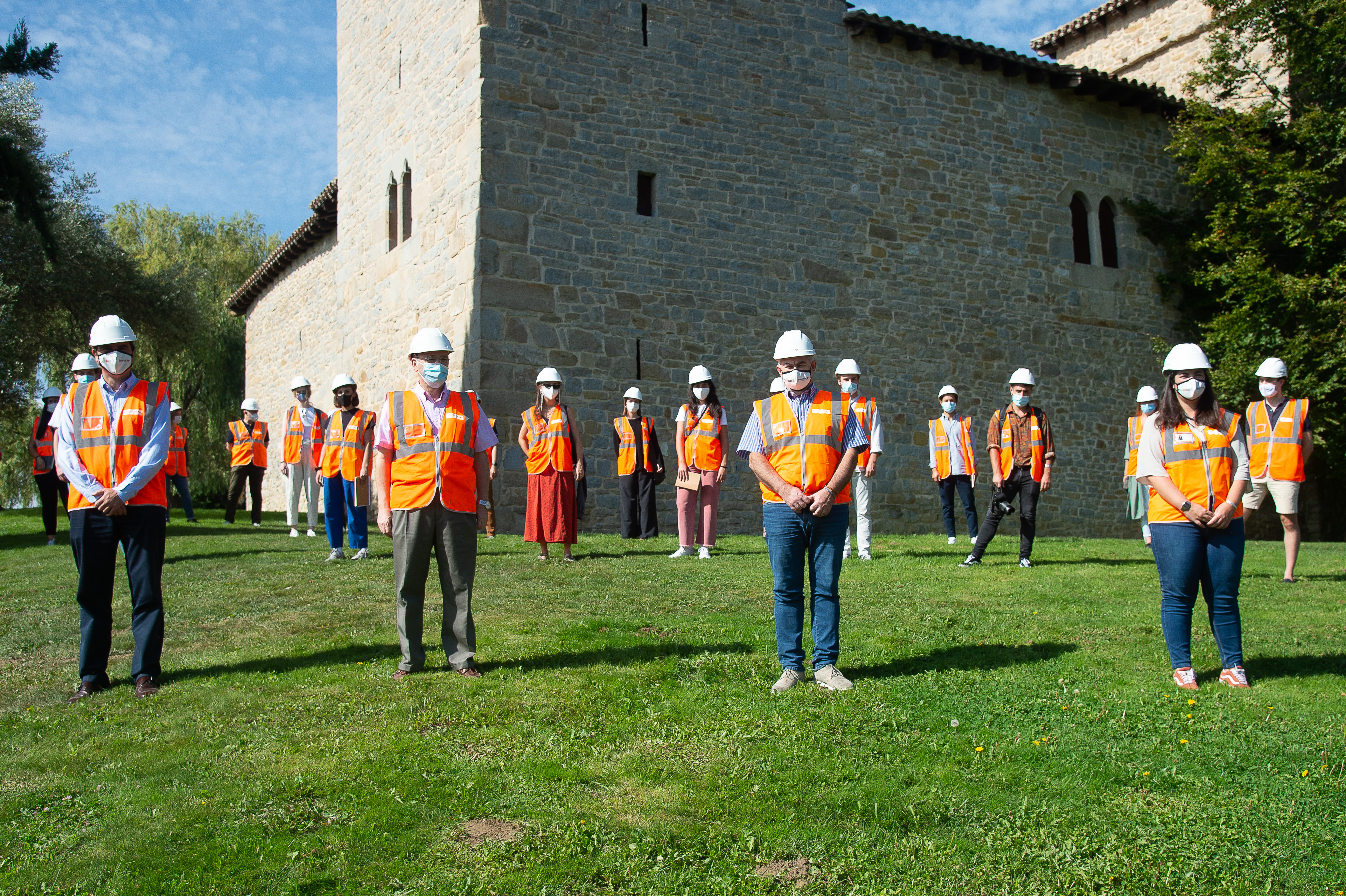 El vicepresidente segundo, José María Aierdi, junto al arquitecto, Patxi Mangado, el director gerente de Nasuvinsa, Alberto Bayona, y alumnado de arquitectura que participa en el Campus Internacional Ultzama 2020. 