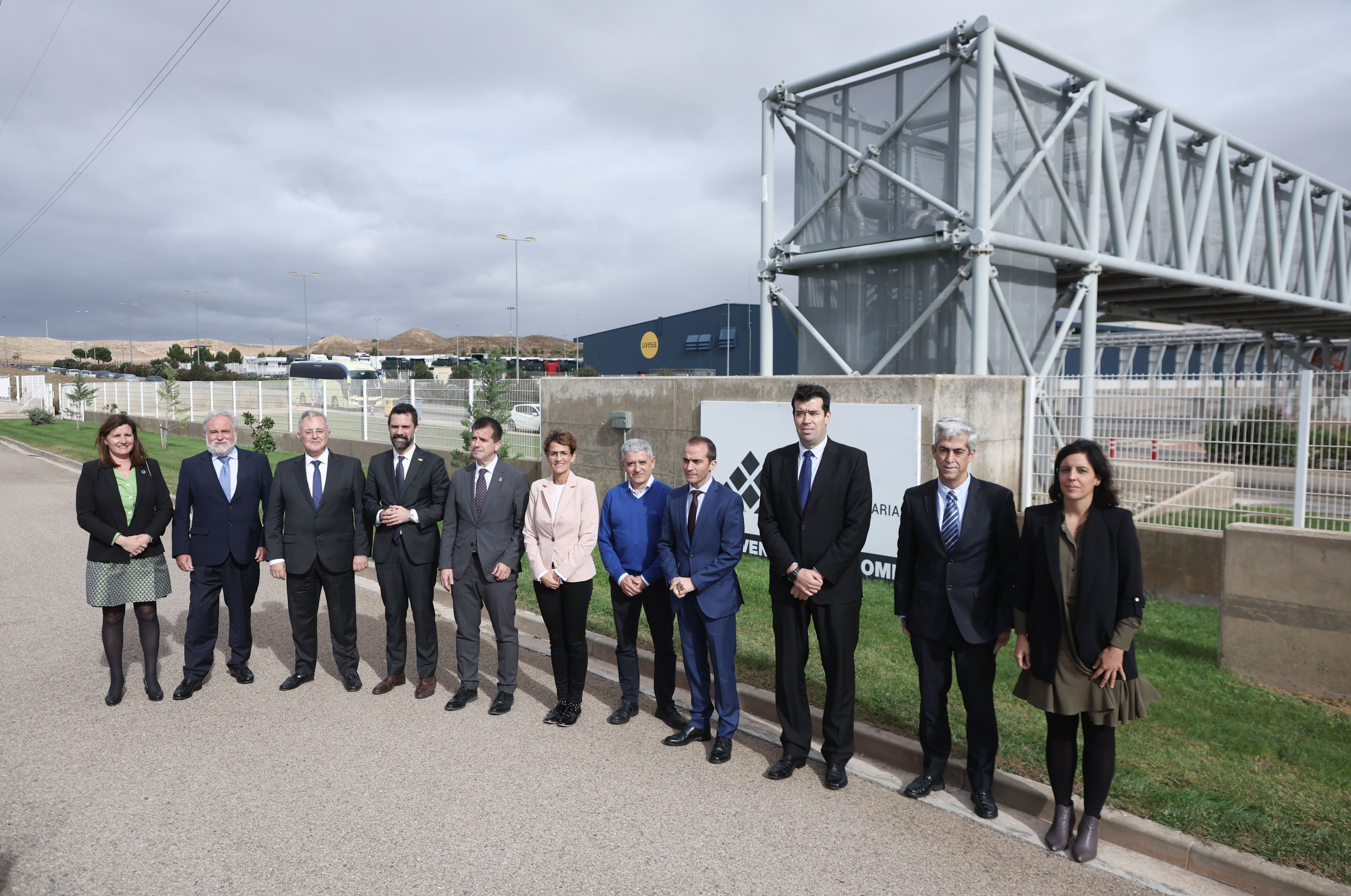 Fotografía de autoridades en el exterior de la Central de Infraestructuras Comunes de la CAT