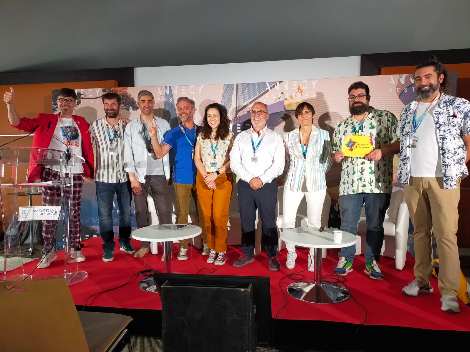 Fotografía del momento de la presentación donde aparecen varias personas de pie.