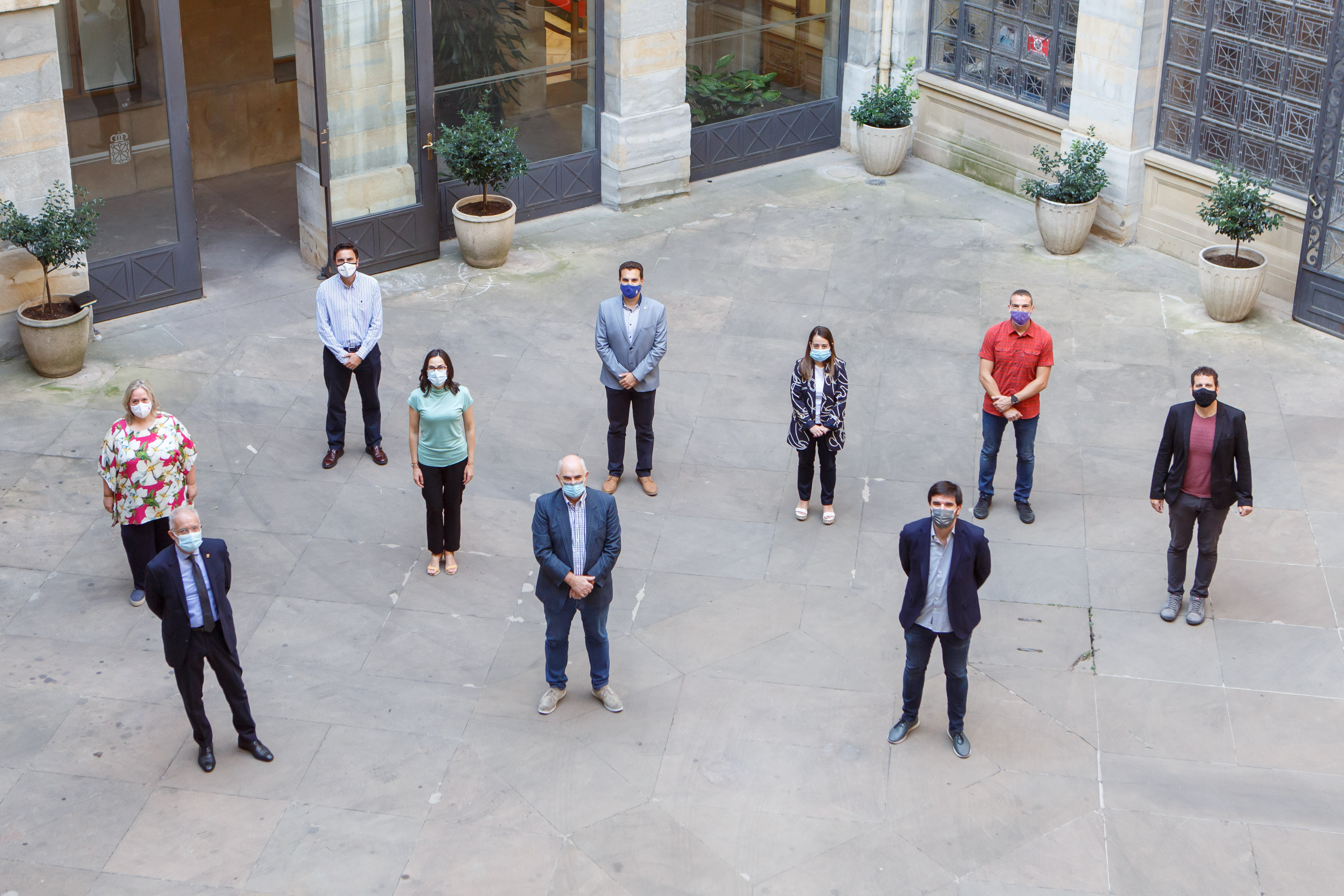 Foto de grupo del vicepresidente José María Aierdi y representantes municipales.