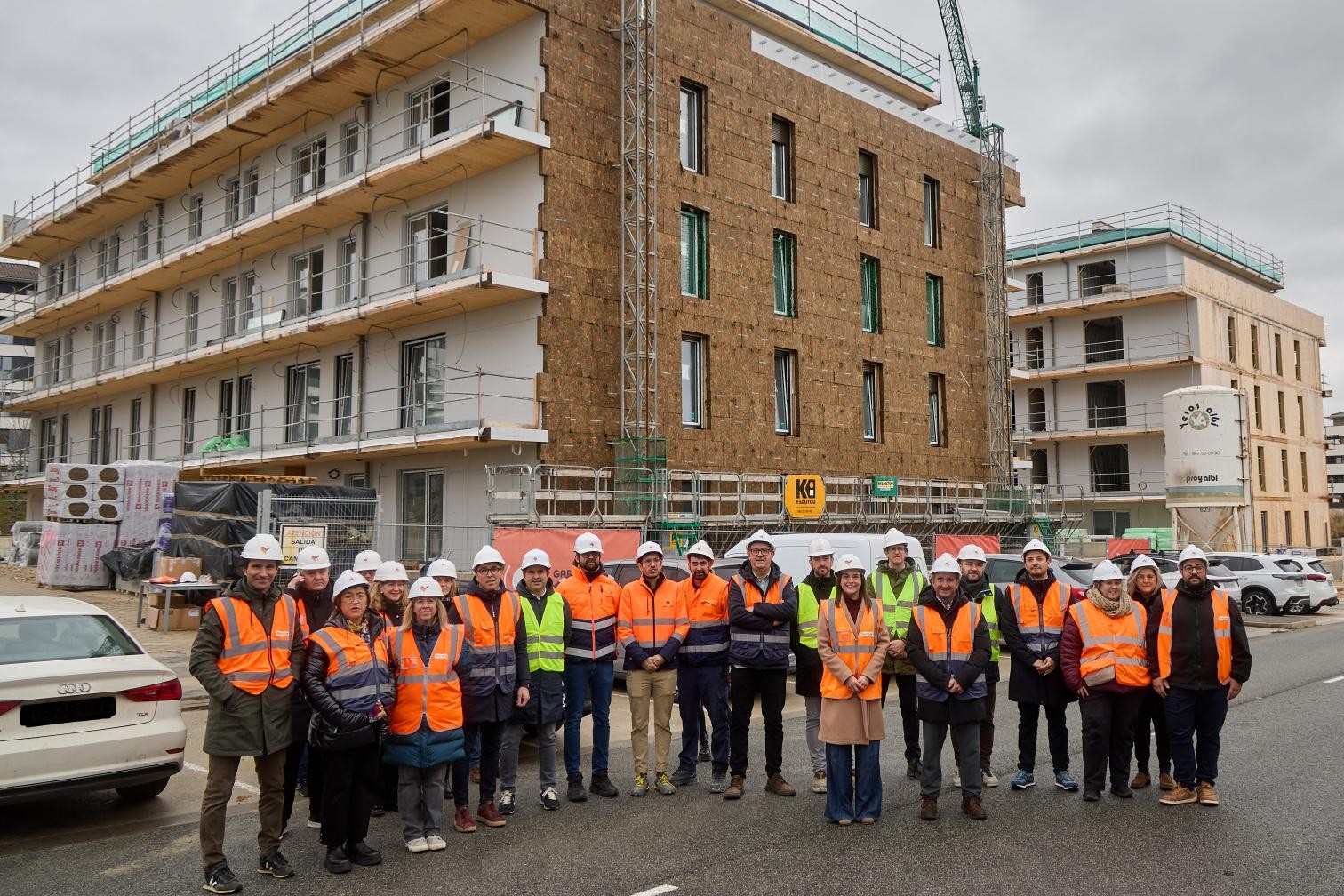 Foto grupal delante de las obras de las viviendas
