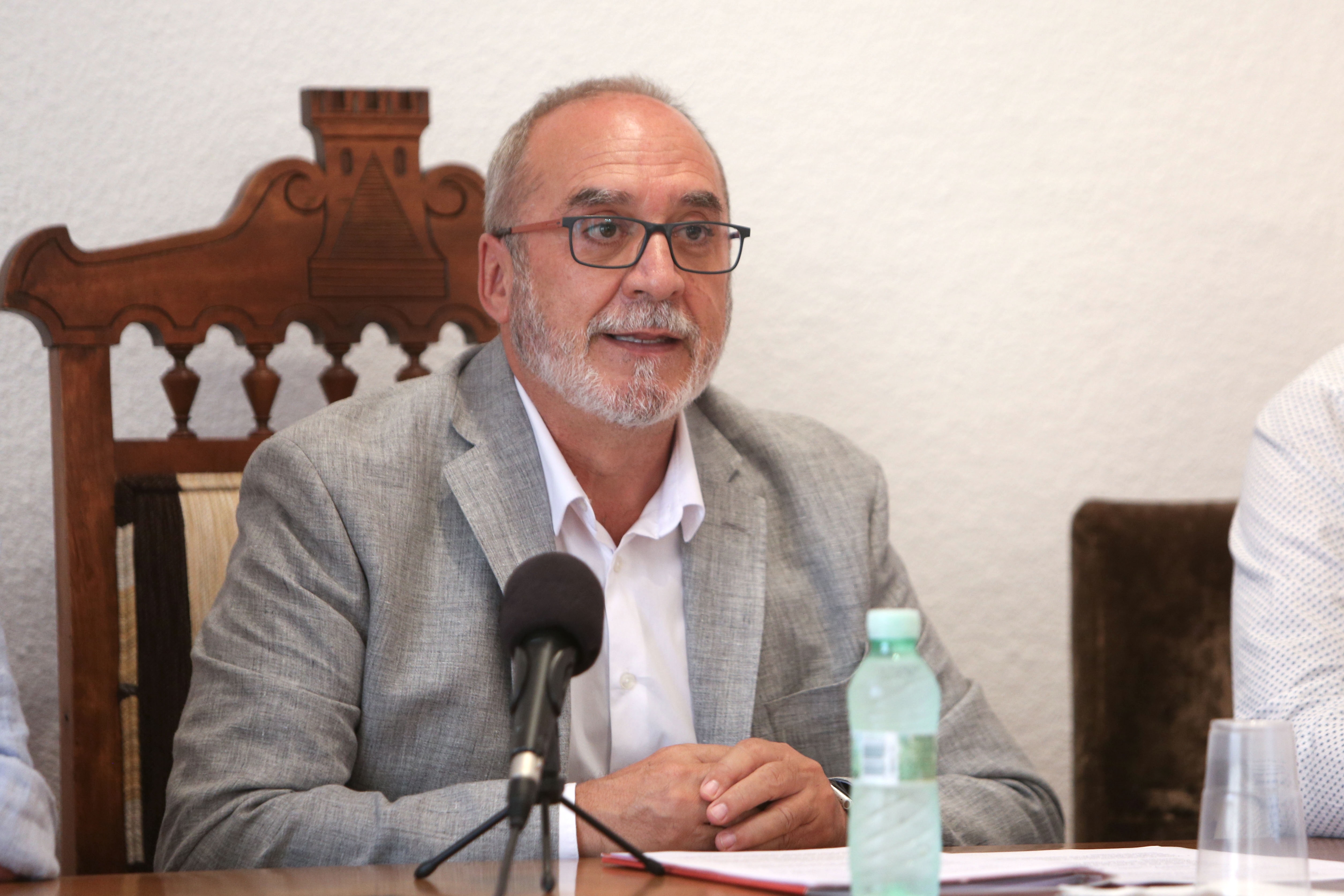 Fotografía del consejero Cigudosa, en un momento de su intervención.
