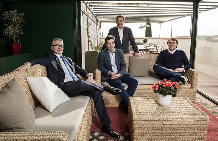 En el sofá solo: Josep María Echarri, Managing Partner de Inveready; en el sofá con dos personas: a la izquierda, Carlos Conti, General Partner de Inveready y a la derecha, Roger Piqué, General Partner de Inveready, y detrás del sofa, de pie: Ignacio Fonts, Managing Partner de Inveready.