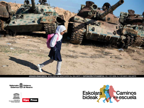 Fotografía del cartel de la Exposición fotográfica Caminos a la escuela