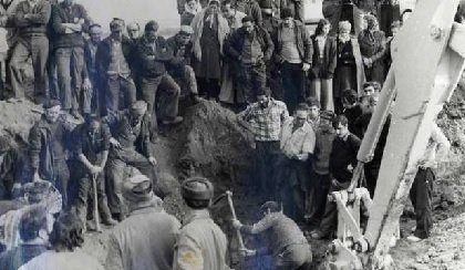 Fotografía del cartel de la exposición «Bajo tierra - Lur azpian»