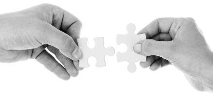 Fotografía de dos fichas de puzzle