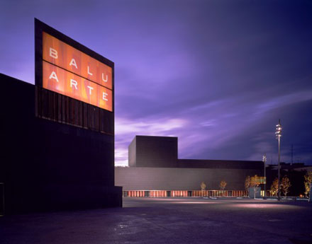 Fotografía de la fachada del Palacio de Congresos Baluarte