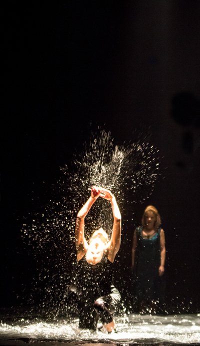 Fotografía de dos bailarinas sobre el escenario