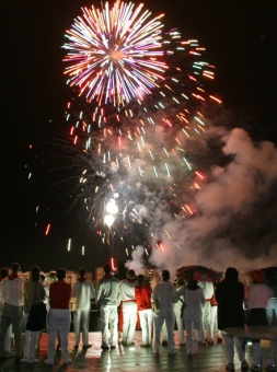 Fotografía de personas viendo los fuegos artificiales en la terraza de Baluarte