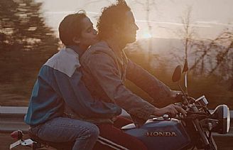 Fotograma de la película «Tarde para morir joven»