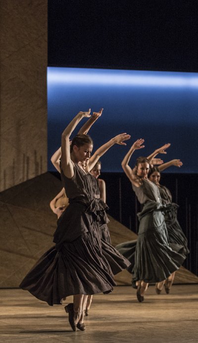 Fotografía de unas bailarinas en el escenario bailando