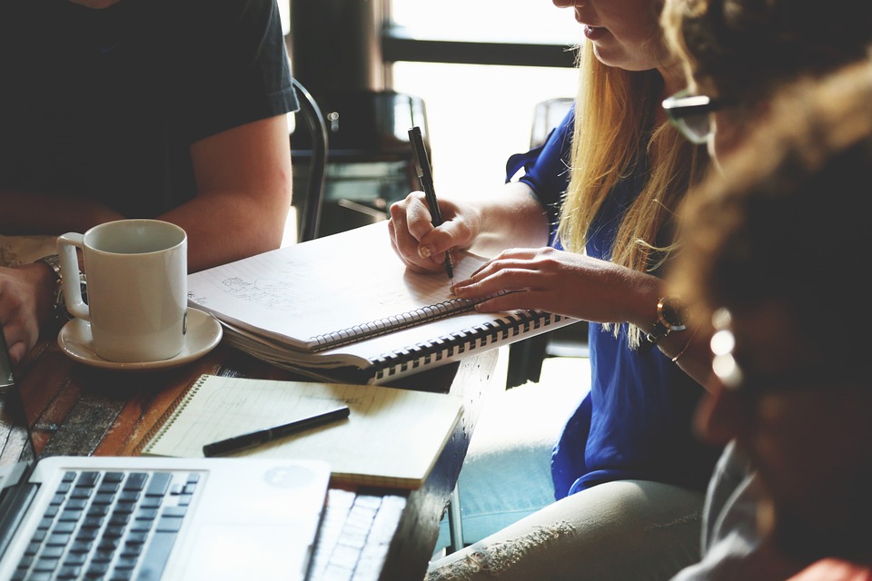 Fotografía de un grupo de personas trabajando juntos
