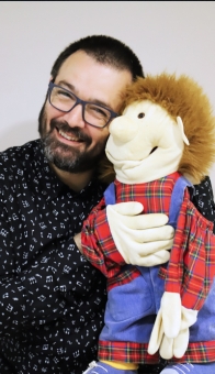 Fotografía de Gustavo Moral y la marioneta Evaristo