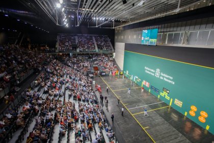 Fotografía del frontón del Navarra Arena