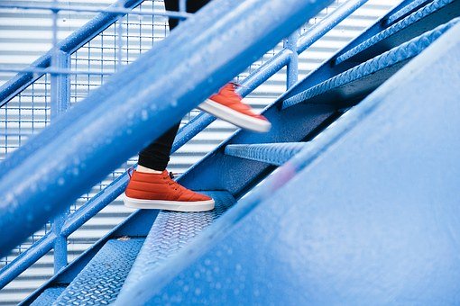 Una persona subiendo unas escaleras