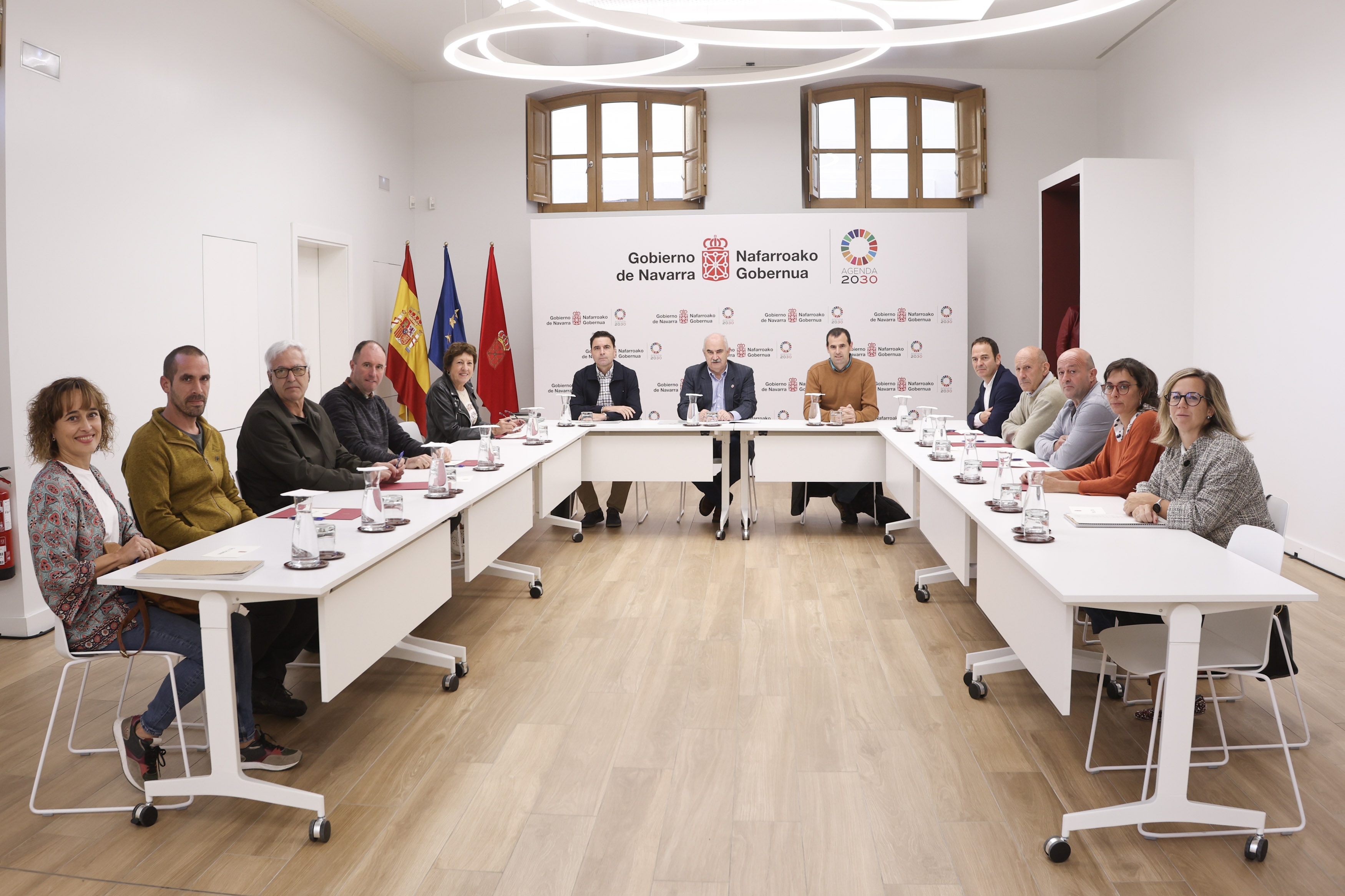 Fotografía de todos los asistentes a la reunión.