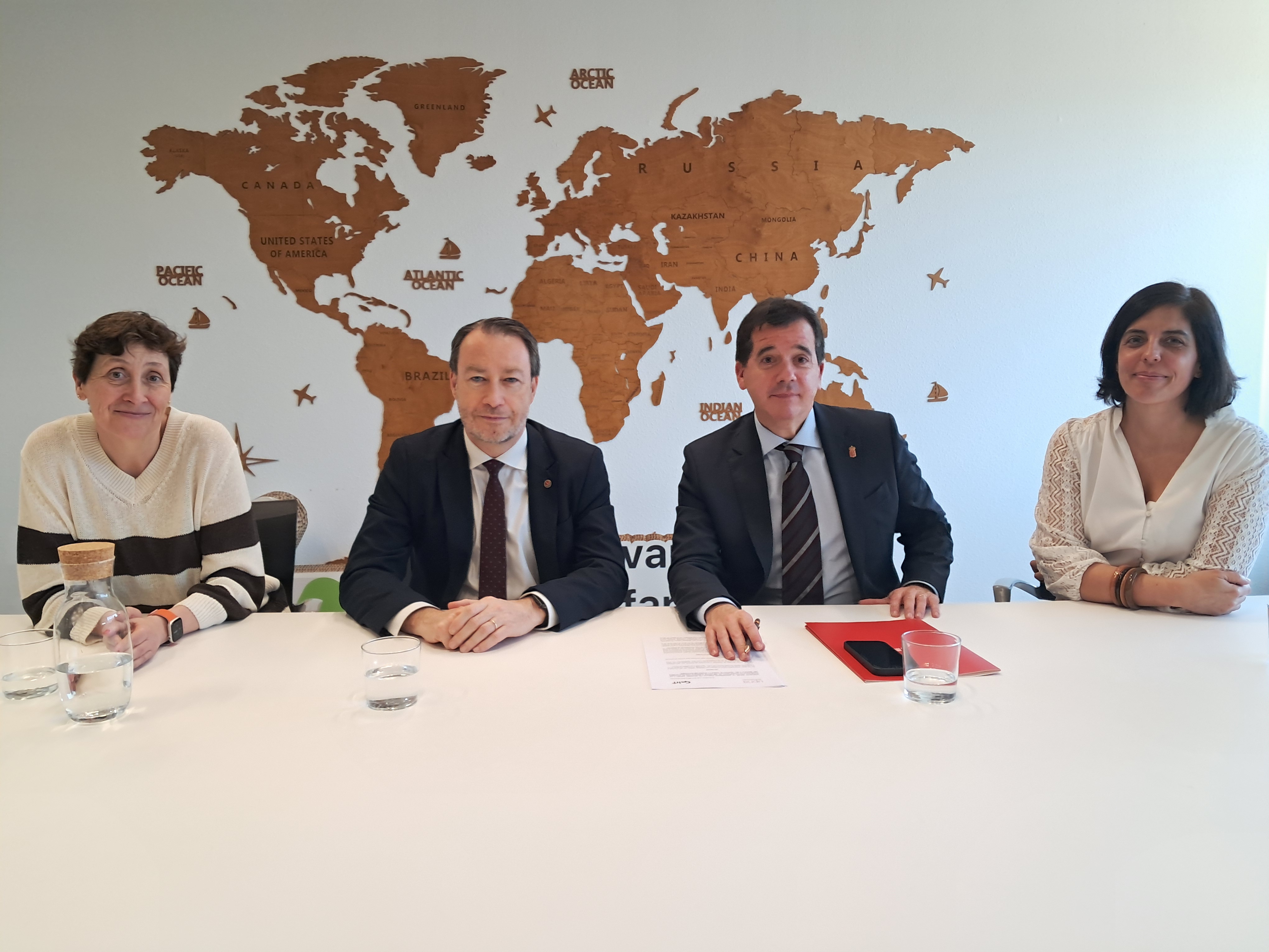 De izquierda a derecha: Mónica Cortiñas, vicerrectora de Calidad, Economía y Estrategia de la UPNA; Ramón Gonzalo, rector de la UPNA; el consejero Irujo, y Uxue Itoiz, directora gerente de la sociedad pública CEIN.