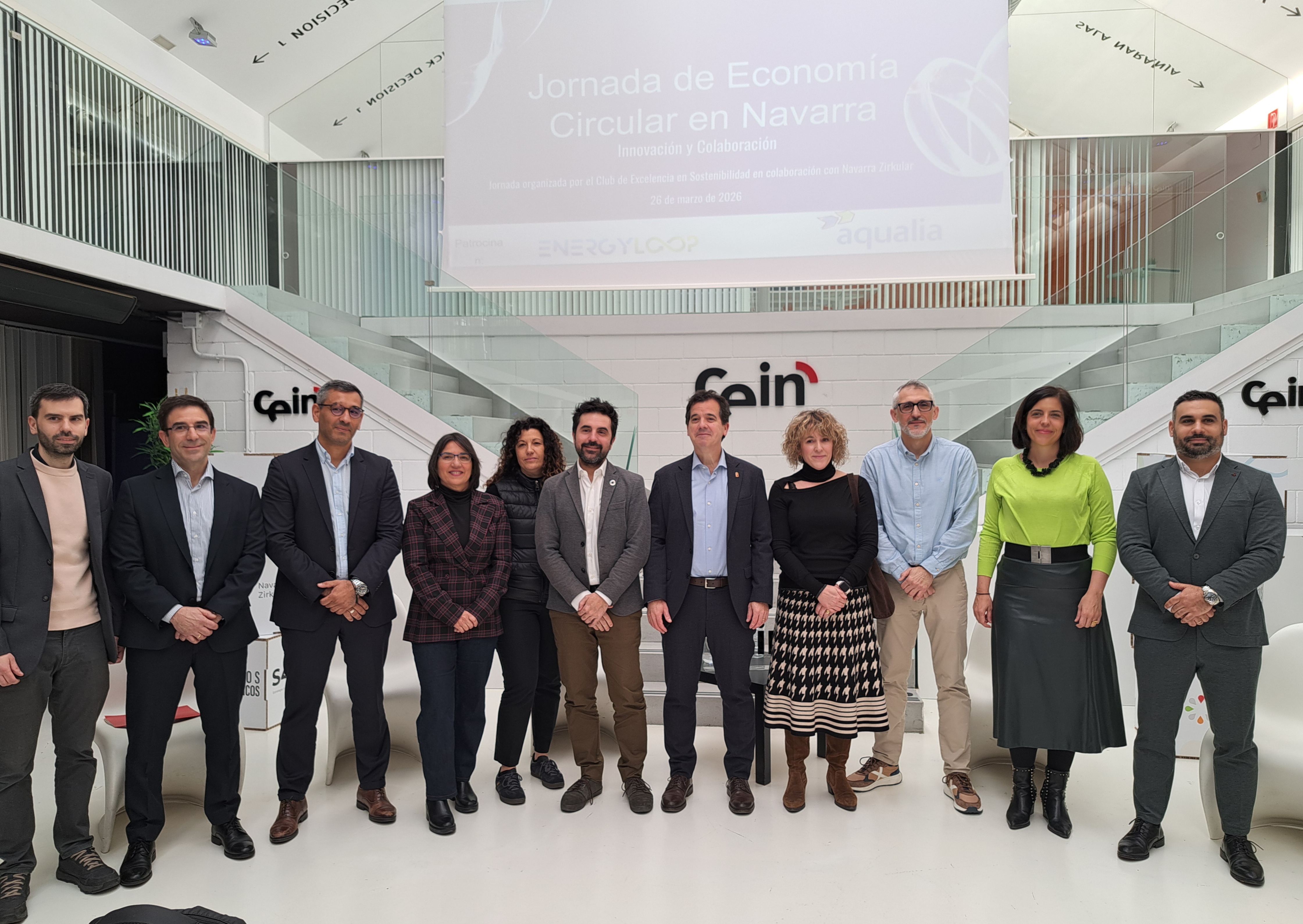 Imagen de un grupo de gente en las oficinas de CEIN