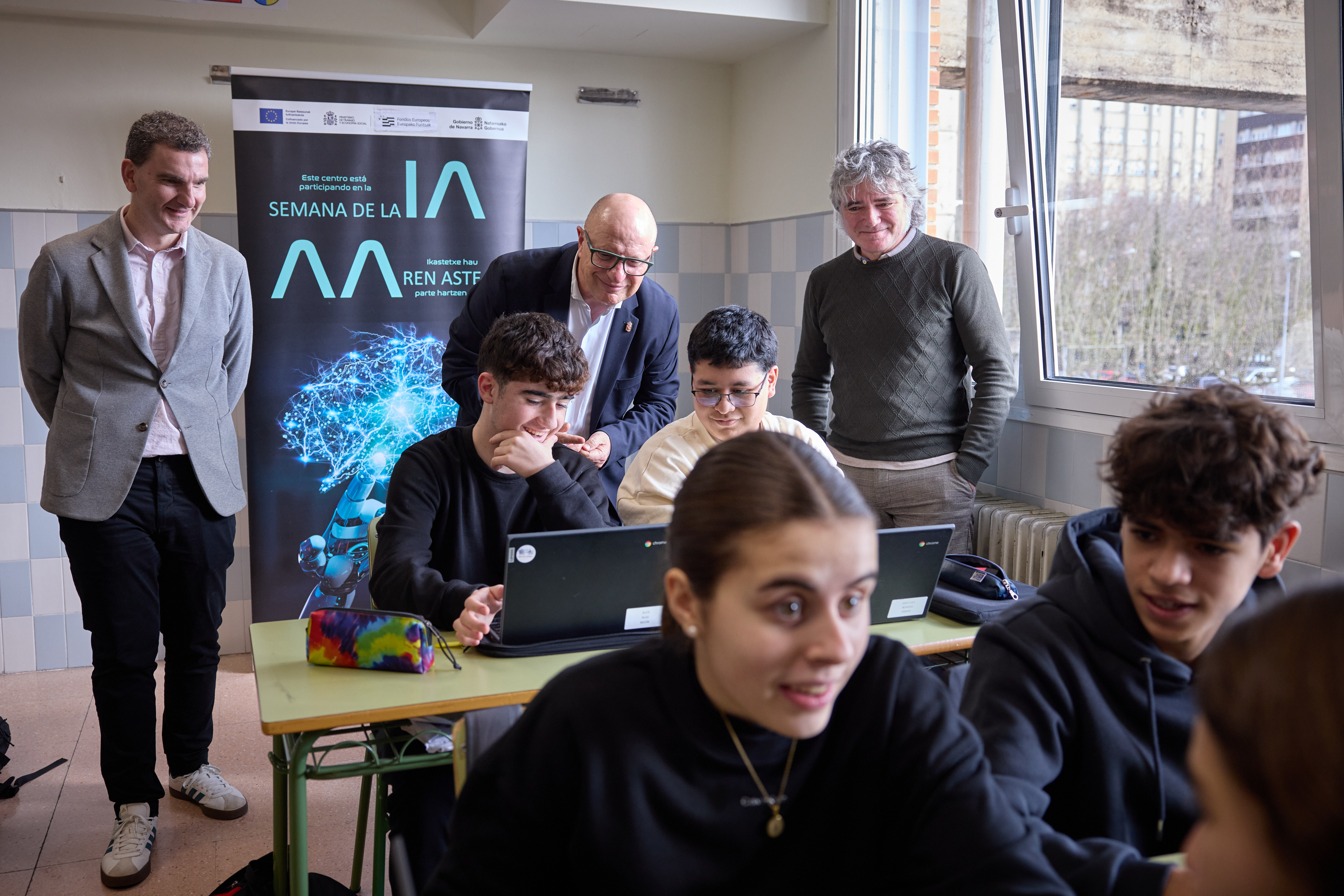 Imagen de una jornada de IA en un aula donde aparecen varios alumnos 