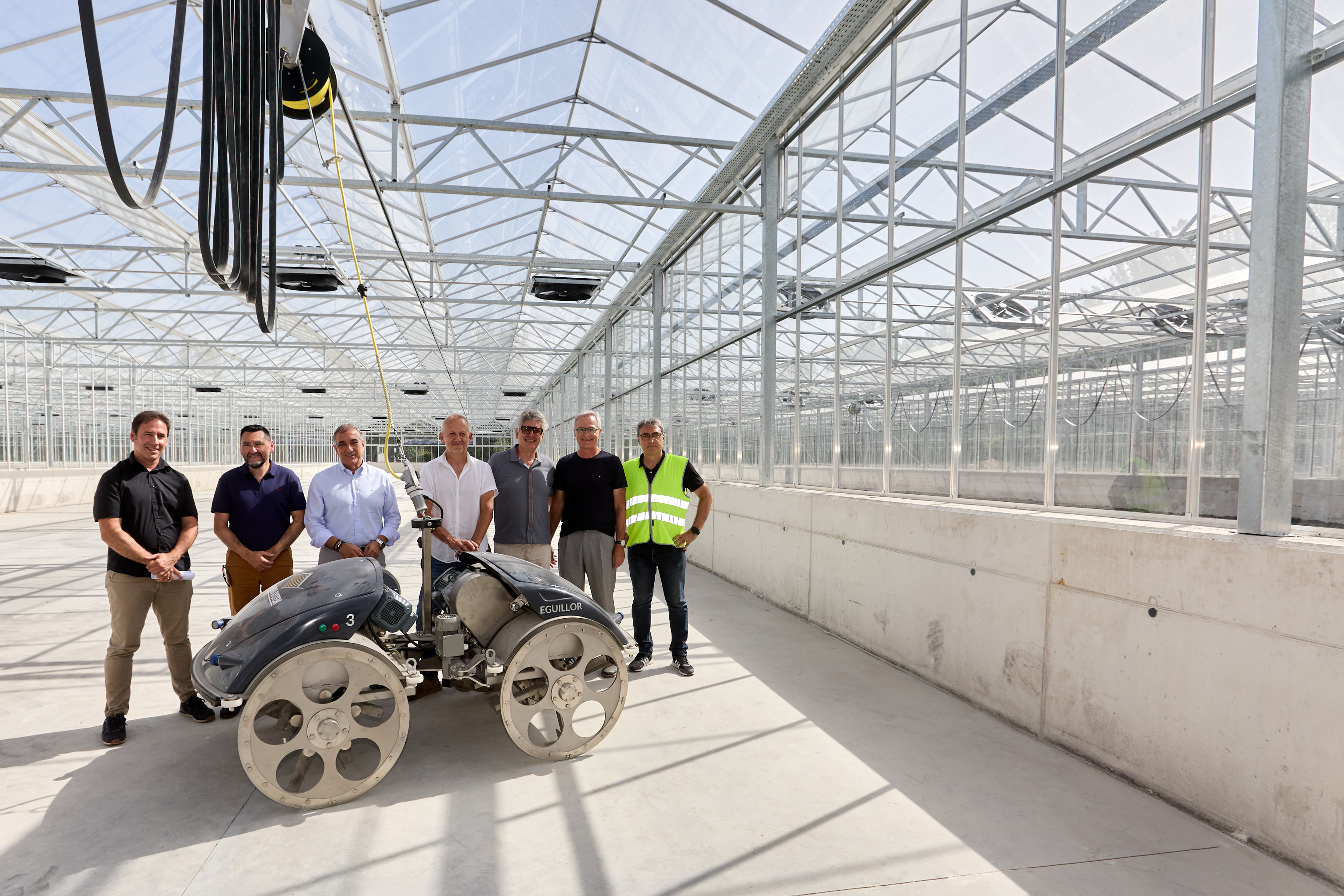 8 personas en la planta depuradora con una máquina delante