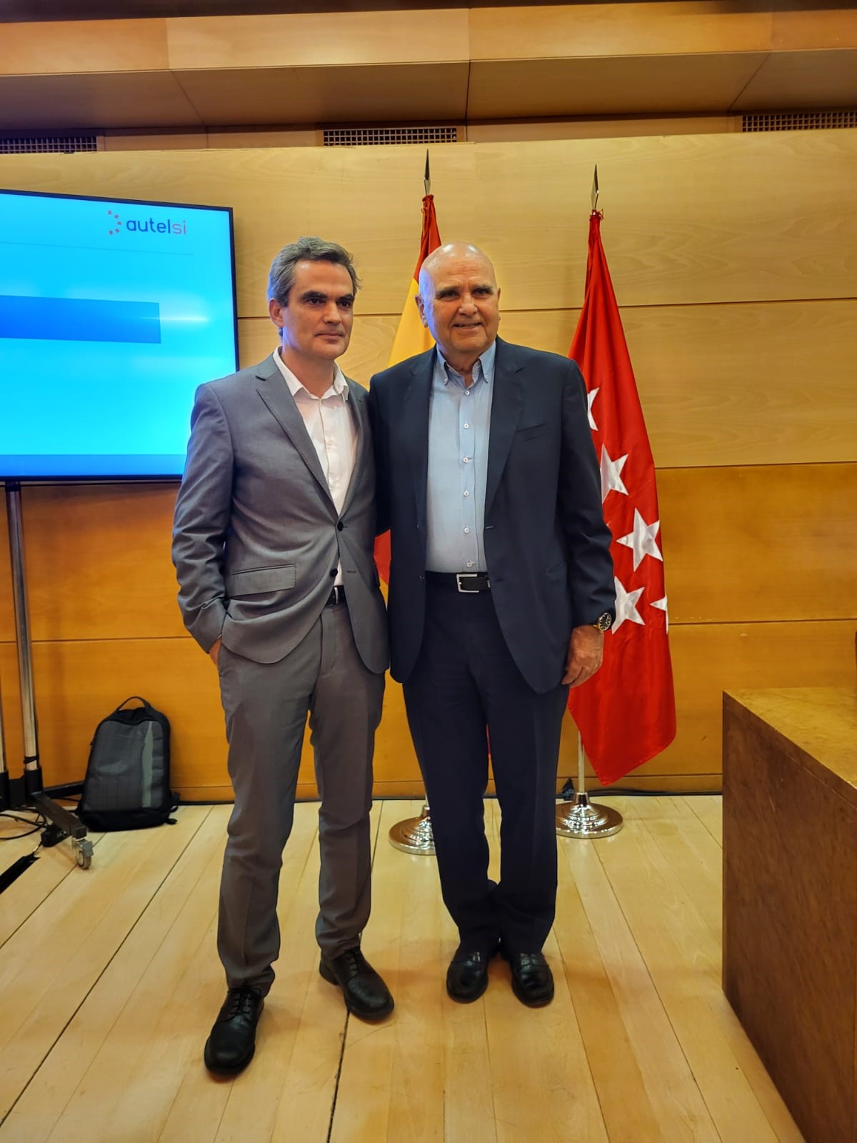 Fotografía de Guzmán Garmendia y Leandro Pérez Manzanera durante el acto