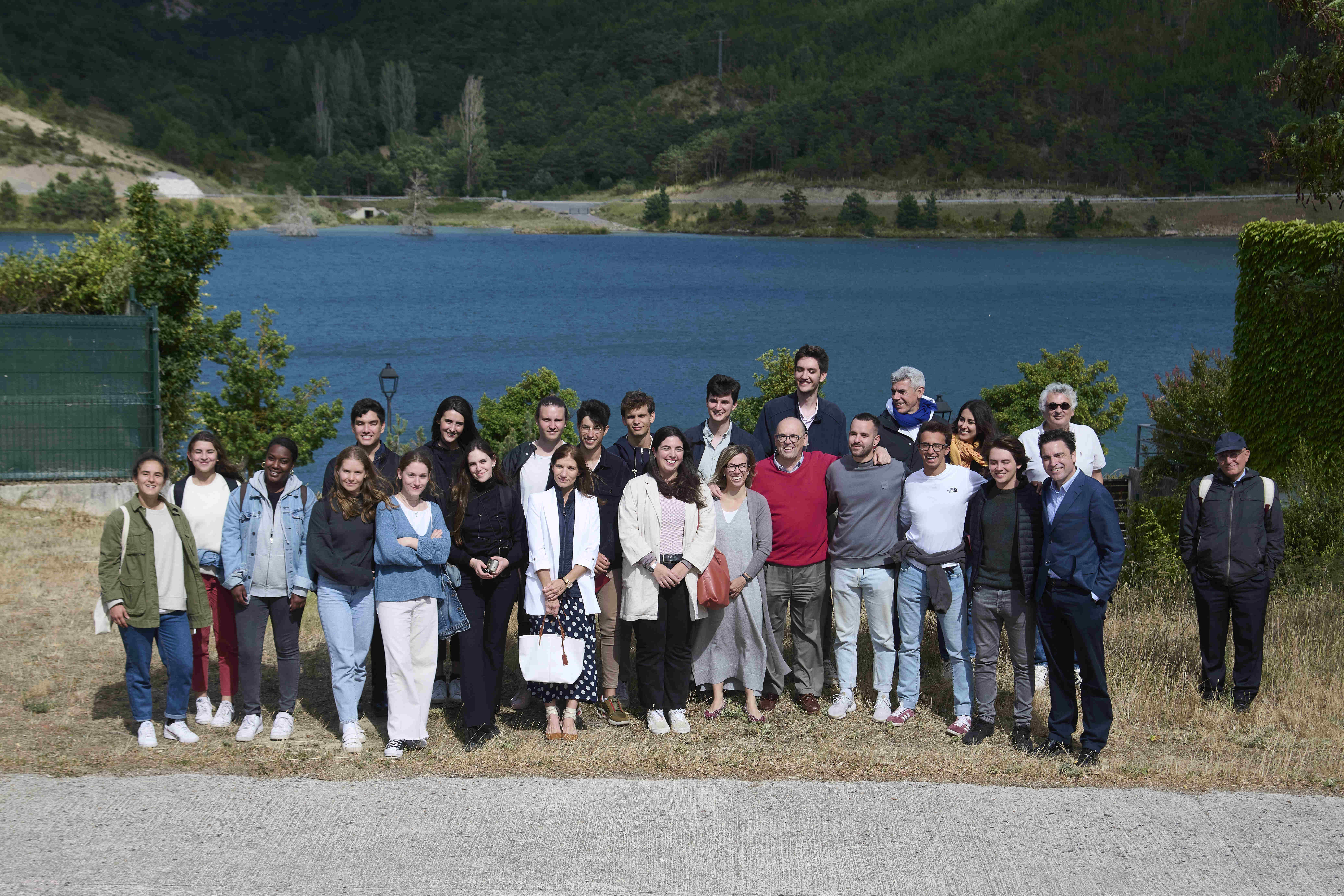 Fotografía de grupo del alumnado y profesorado de la Escuela de Verano del Campus Ultzama.