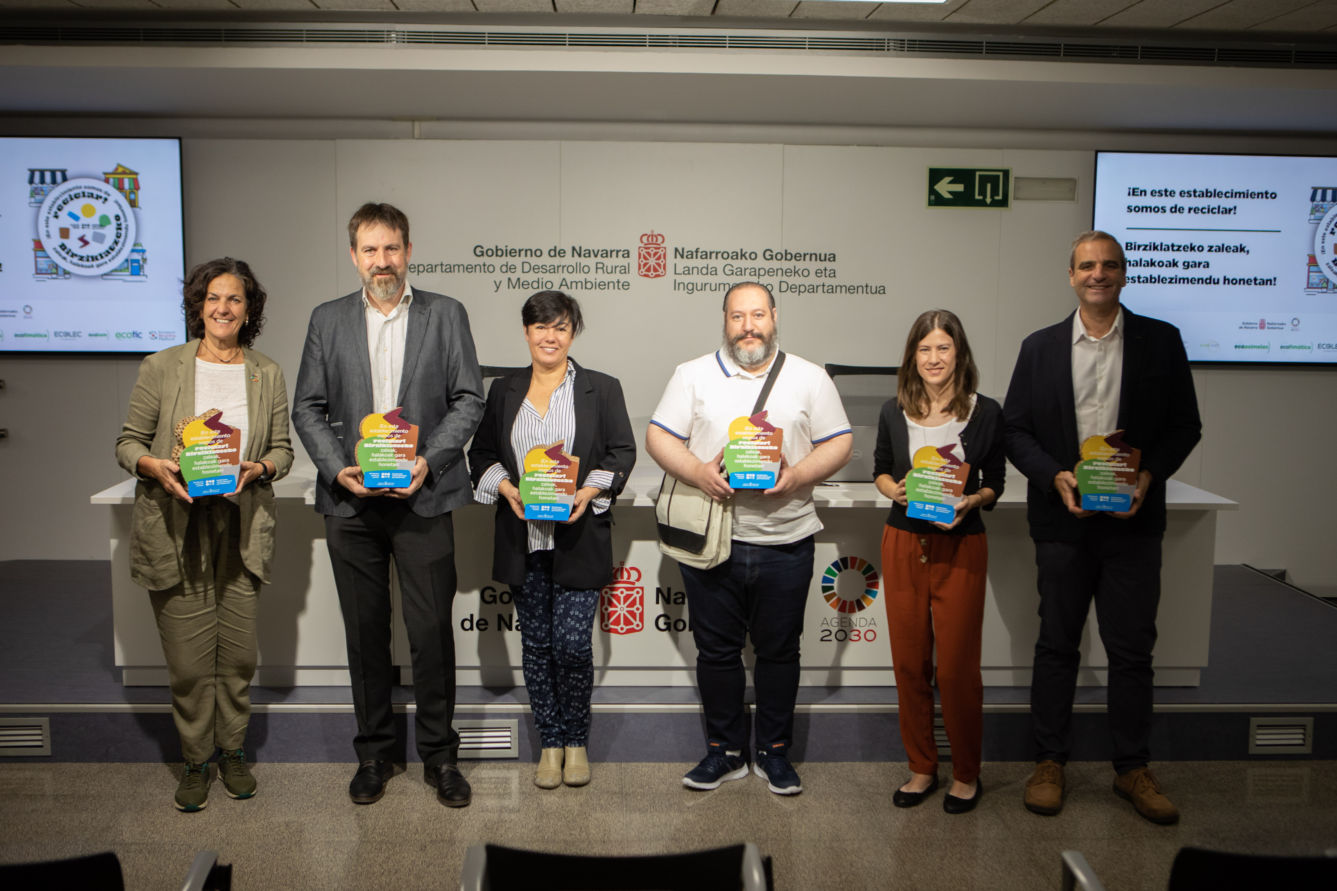 Fotografía de seis personas con los sellos de reconocimiento.