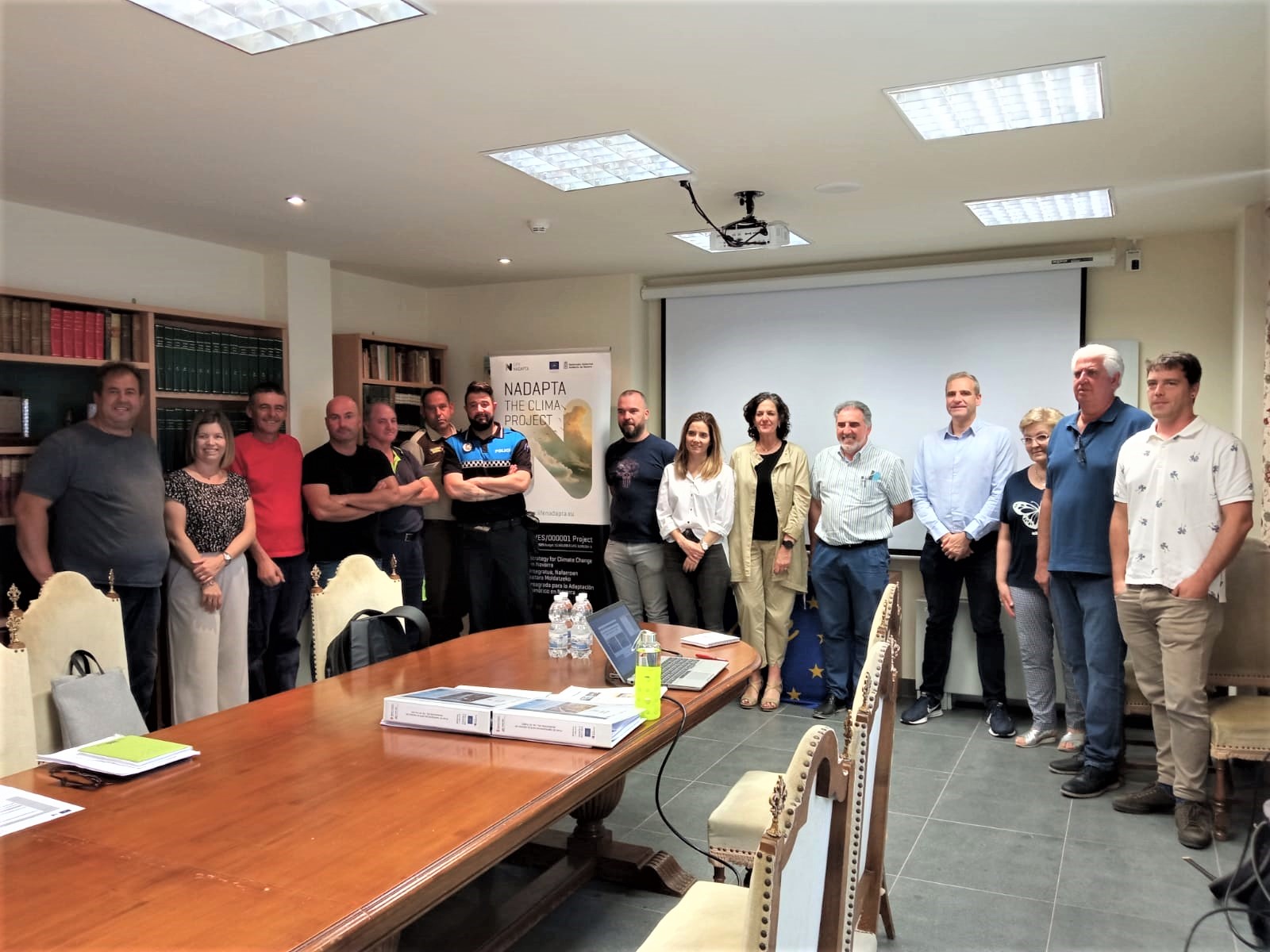 Fotografía de la consejera Gómez con el resto de participantes en la reunión.