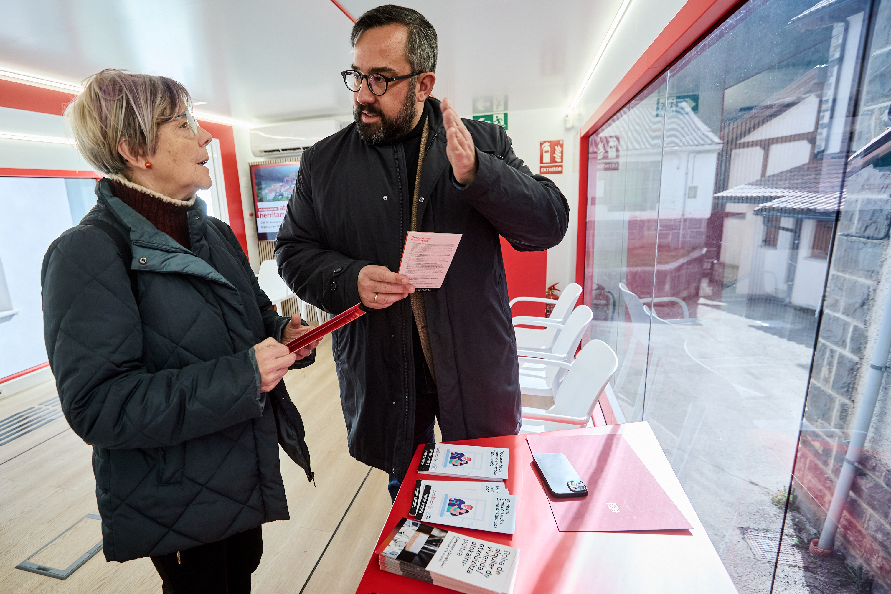 Dos personas en la oficina móvil