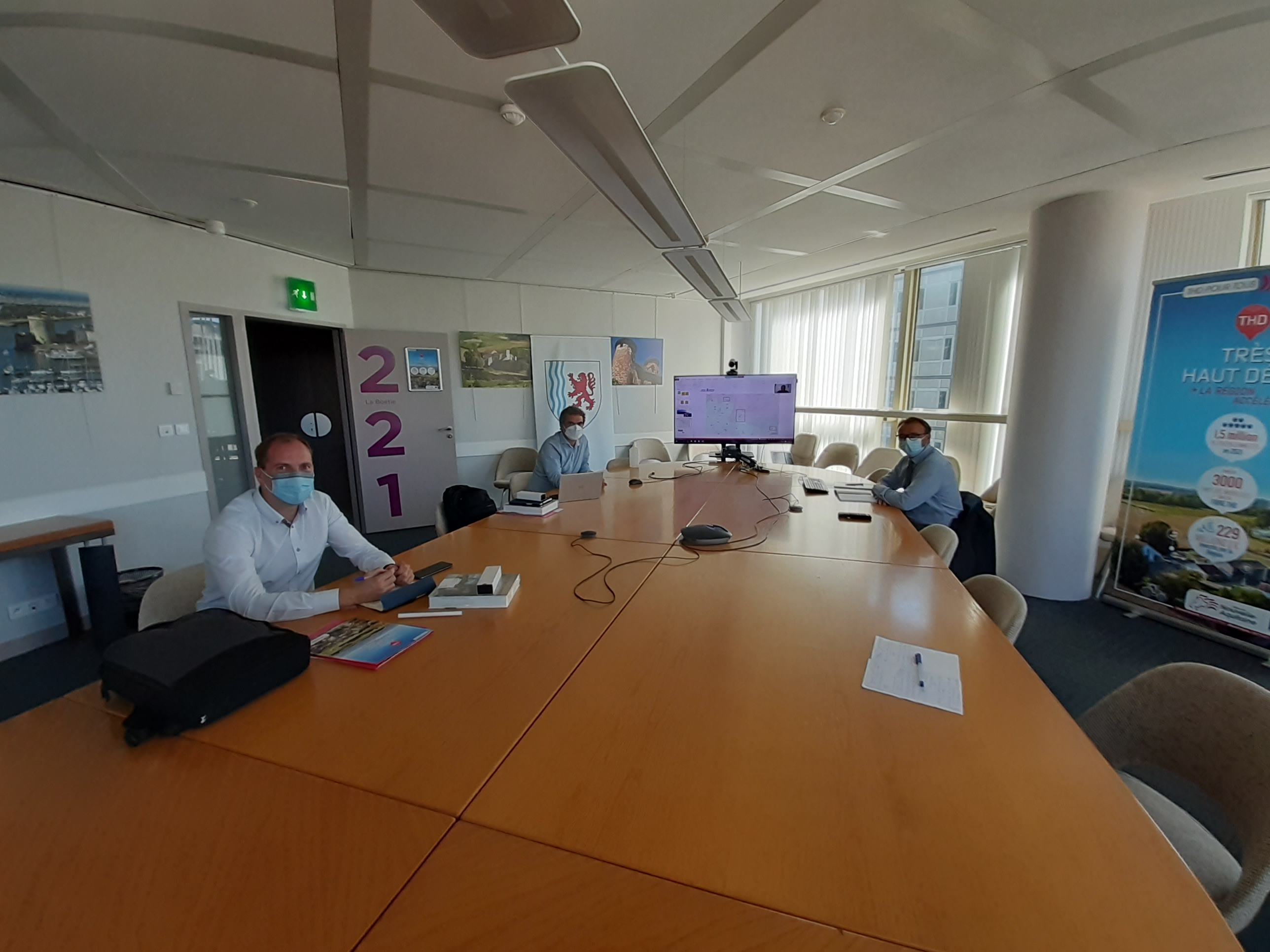 Fotografía de la reunión de trabajo entre representantes del Gobierno de Navarra, NASERTIC y Nueva Aquitania