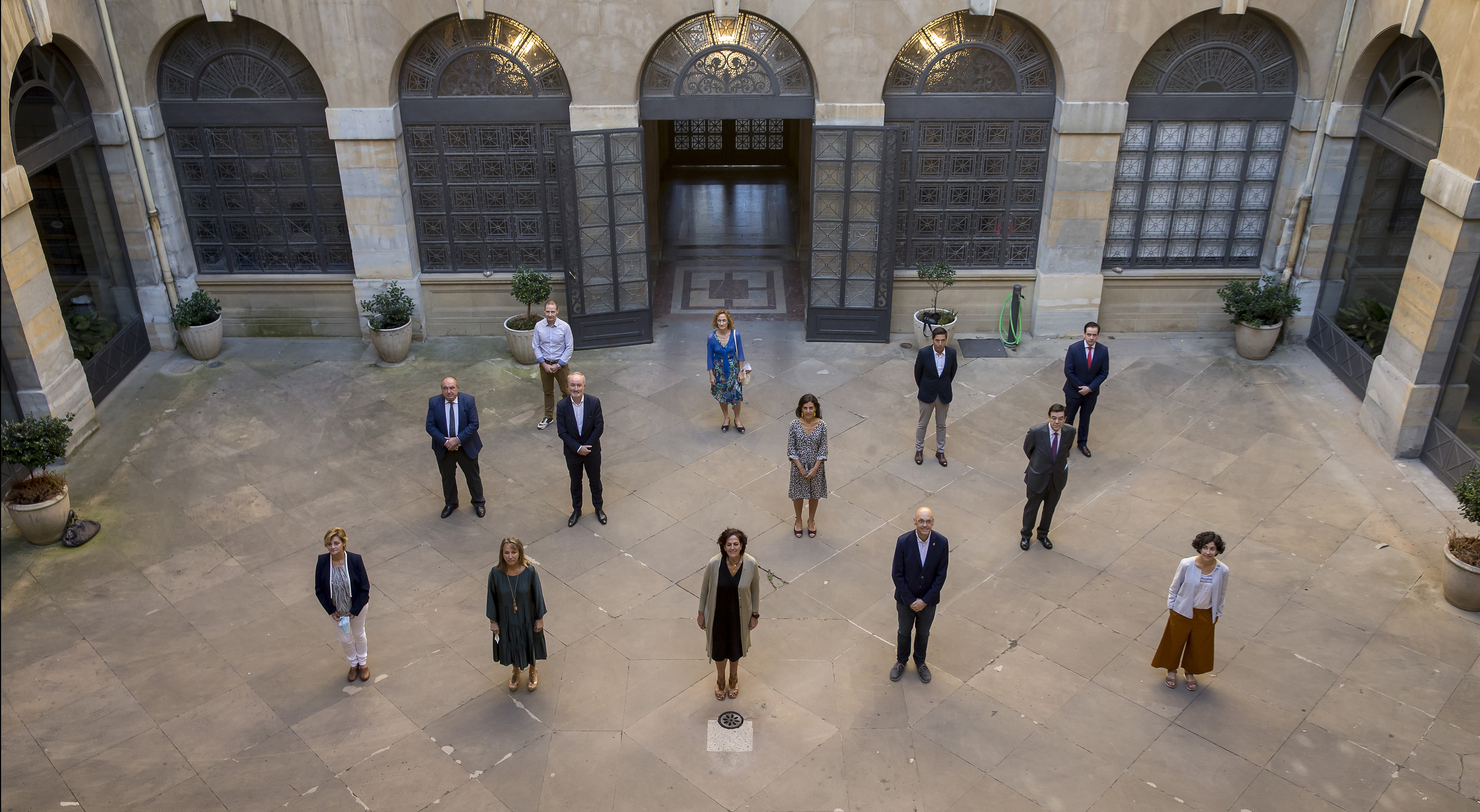 Fotografía de firmantes del acuerdo de promoción de producto local en el Palacio de Navarra