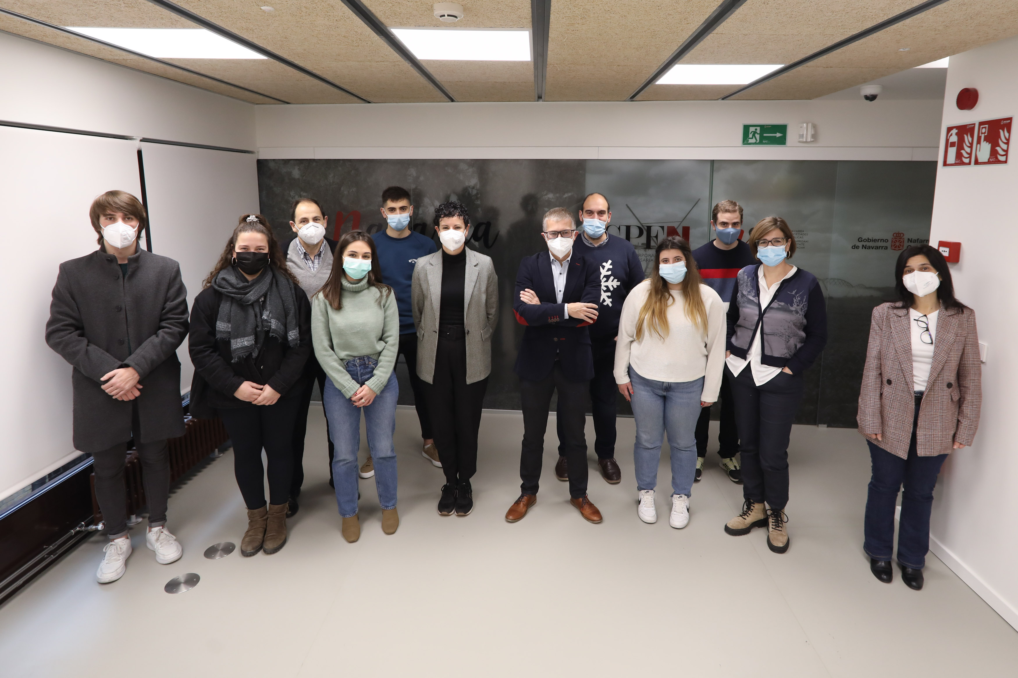 Fotografía en la que aparece una representación de estudiantes y profesorado de FP Dual junto con Francisco Fernández Nistal y Teresa Minondo en las instalaciones de CPEN.
