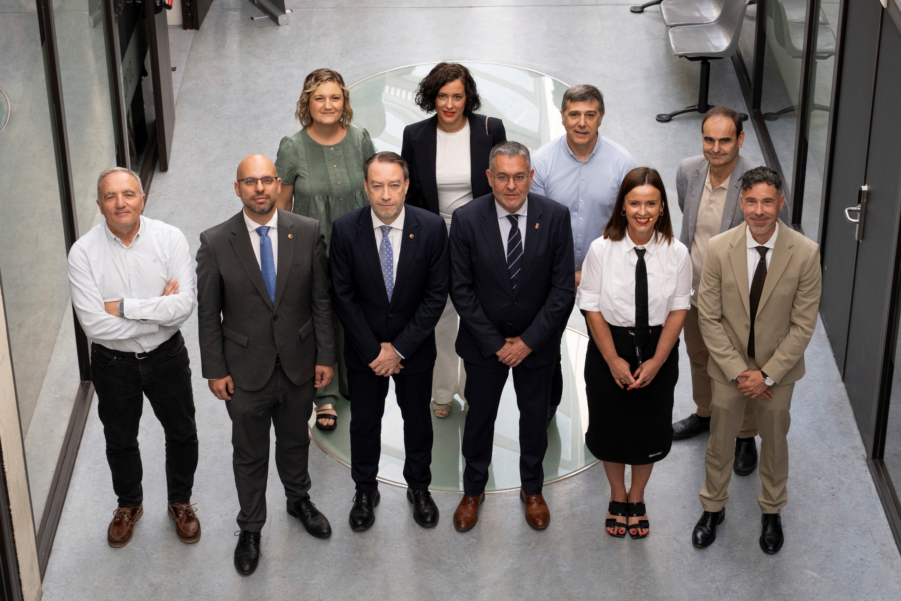 10 personas posando 