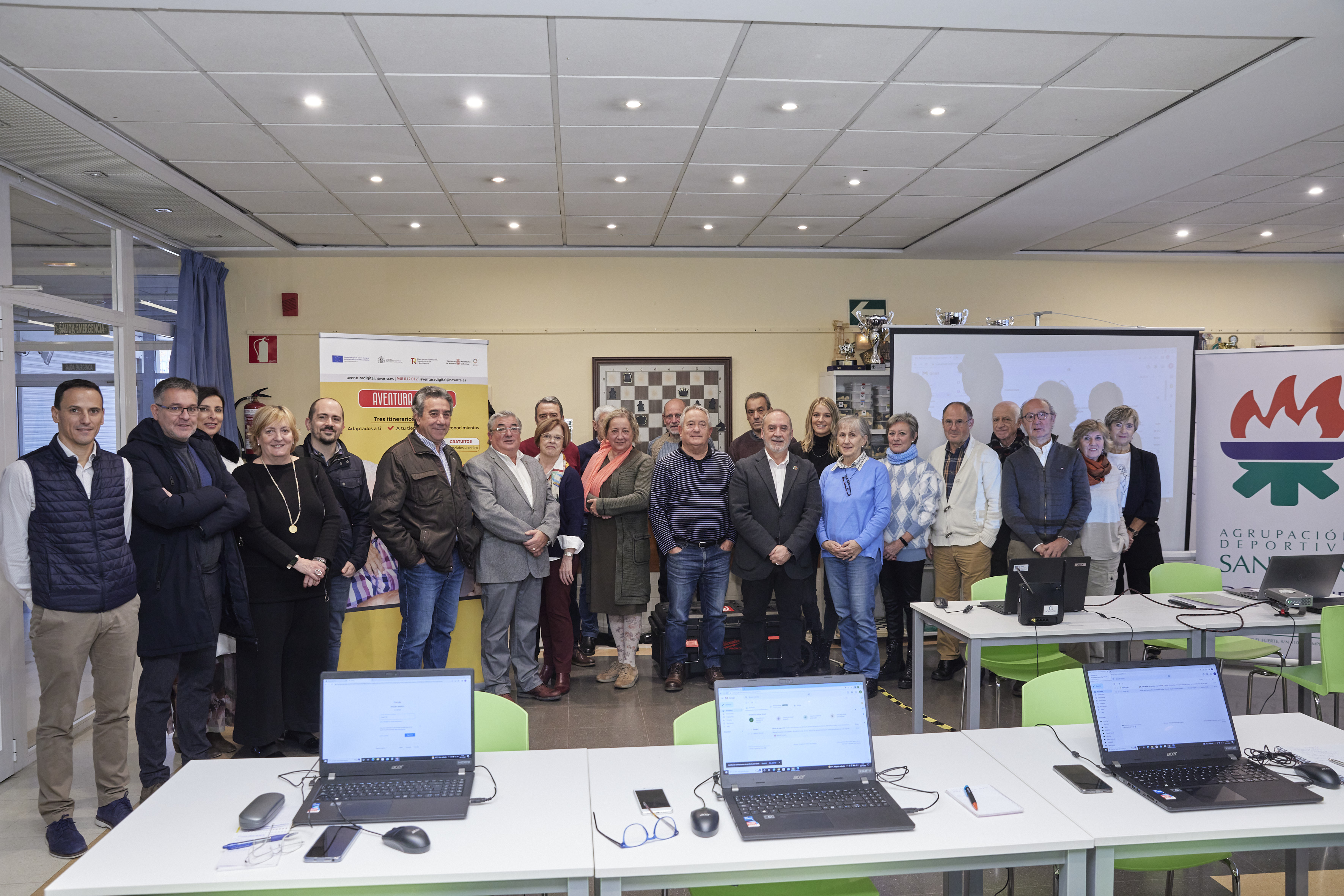 Fotografía del  consejero Cigudosa con el grupo de formación en competencias digitales, en la AD San Juan.