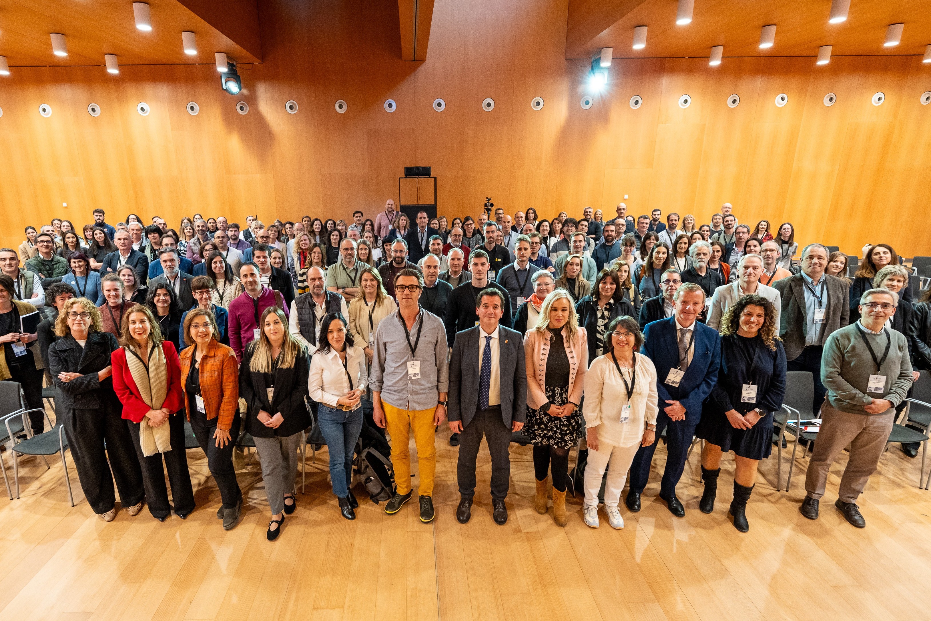 Grupo de gente posando
