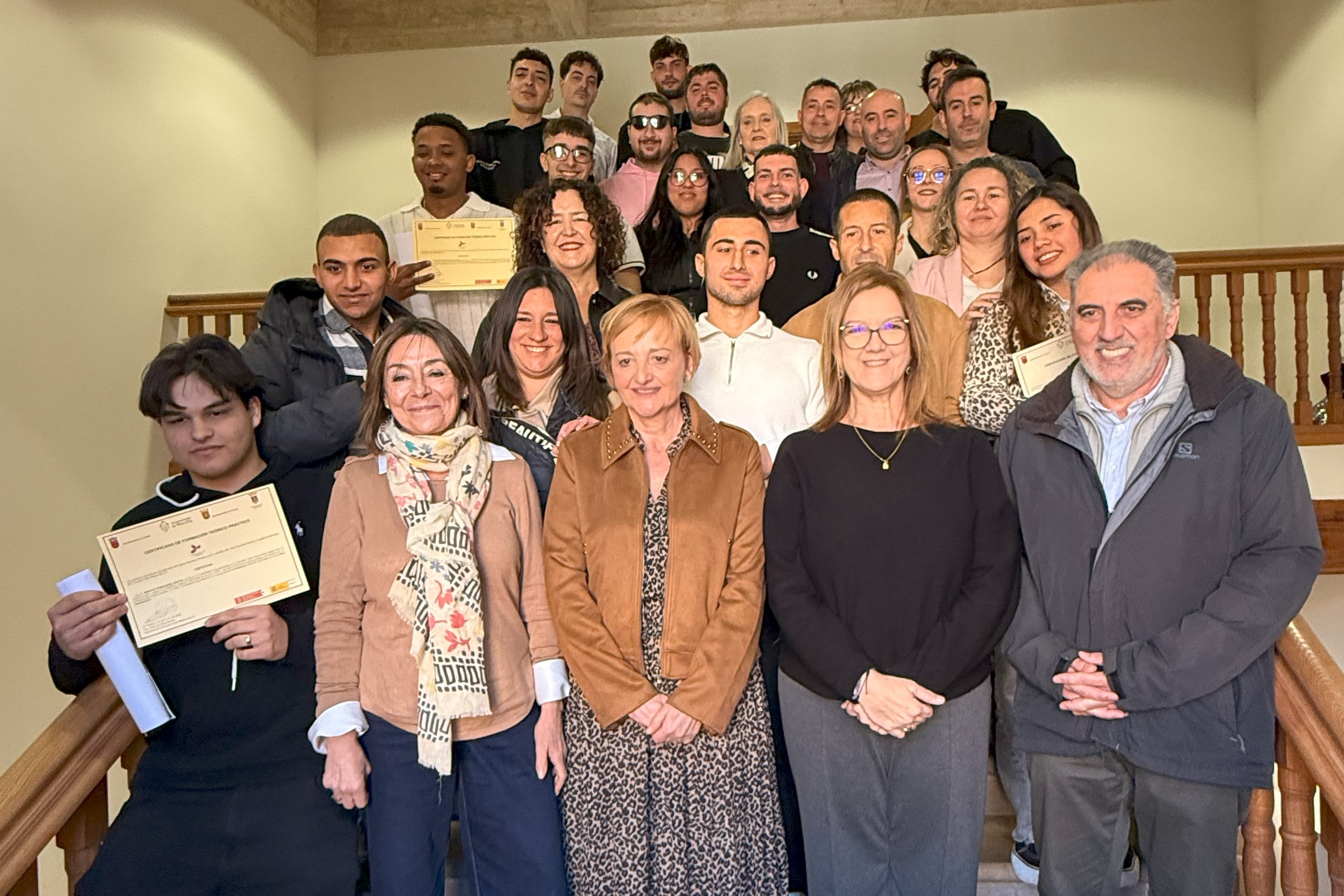 Un grupo de personas posando en unas escaleras